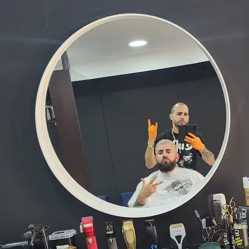 Hernandez Barbershop en L