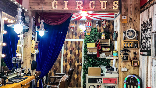 Circus male hairdresser Barber en Madrid