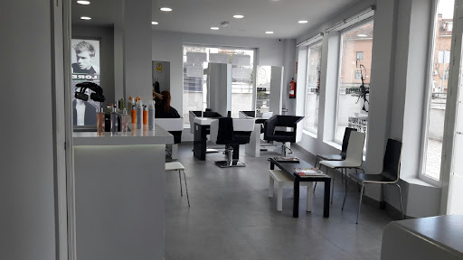 Lorena Martín hairdressers en Sevilla la Nueva