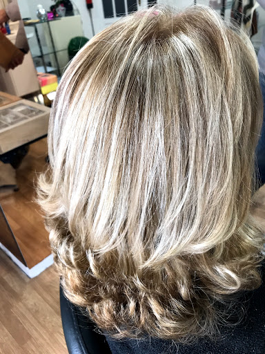 UNIQUE PELUQUERÍA Y ESTÉTICA en Los Corrales de Buelna