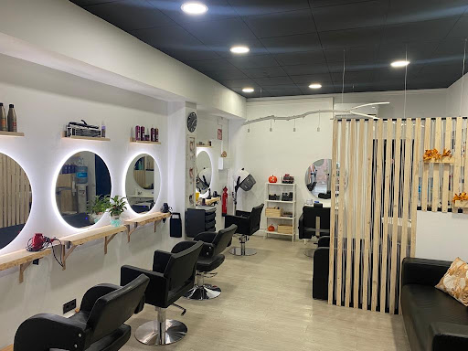 ESSÈNCIA PERRUQUERS (peluqueria salón de belleza) en Barberà del Vallès